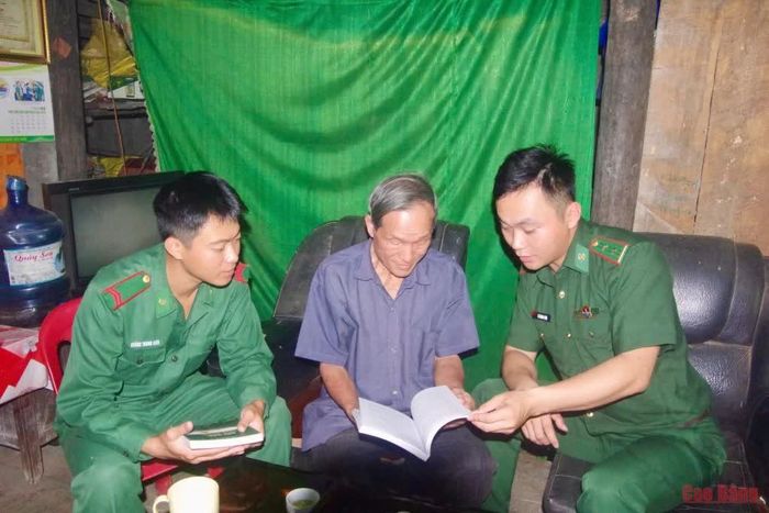 Ông Triệu Văn Háy cùng cán bộ, chiến sĩ Đồn Biên phòng Đàm Thủy trao đổi về tuyên truyền, vận động nhân dân phòng, chống ma túy, hưởng ứng đợt cao điểm “100 ngày đêm làm sạch địa bàn” tại xóm Lũng Phjắc.