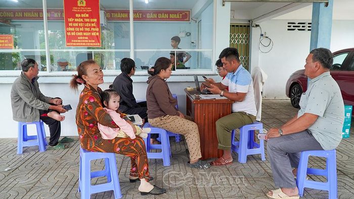 Người dân đến Công an xã Tân Thuận thực hiện thủ tục hành chính, được cán bộ hướng dẫn sử dụng các tiện ích số, góp phần nâng cao chất lượng phục vụ.