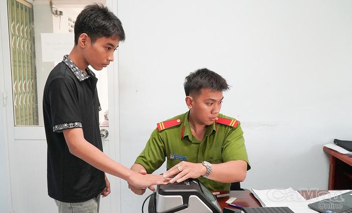 Hoạt động cấp căn cước cho trẻ em đủ 14 tuổi tại xã Tân Thuận được triển khai, tạo điều kiện thuận lợi để các em thực hiện thủ tục cần thiết và tiếp cận các tiện ích số theo quy định.