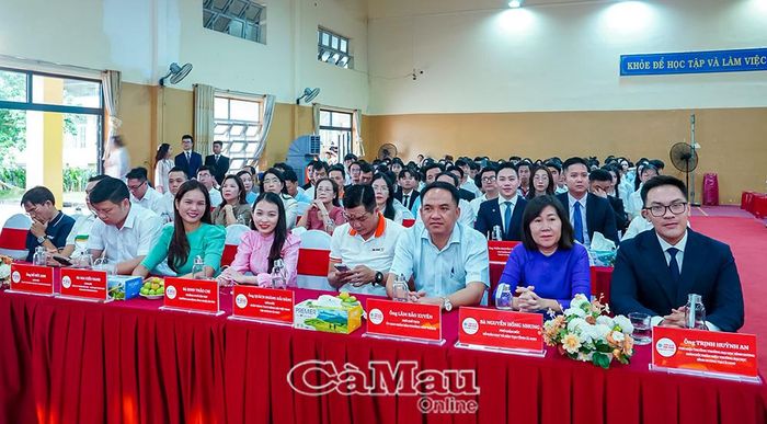 Bà Mai Kiều Oanh, Giám đốc Công ty TNHH Giáo dục - Nhân lực và Du lịch Minh Hải International, Phó Chủ tịch Hội Doanh nhân trẻ tỉnh Cà Mau (thứ sáu từ phải sang), cho biết, Hội đặt mục tiêu hỗ trợ ít nhất 5 dự án khởi nghiệp nhiệm kỳ 2025-2030.