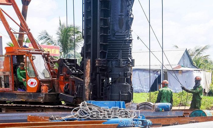 Thi công dự án đường bộ cao tốc Cà Mau - Cái Nước, dài 42 km đi qua địa bàn 5 xã: Hồ Thị Kỷ, Khánh An, Khánh Bình, Lương Thế Trân và Hưng Mỹ. Đến đầu tháng 9/2026, giá trị thực hiện của Binh đoàn 12 (Bộ Quốc phòng) đạt 2.848/21.290 tỷ đồng, tương đương 13,4% giá trị hợp đồng.