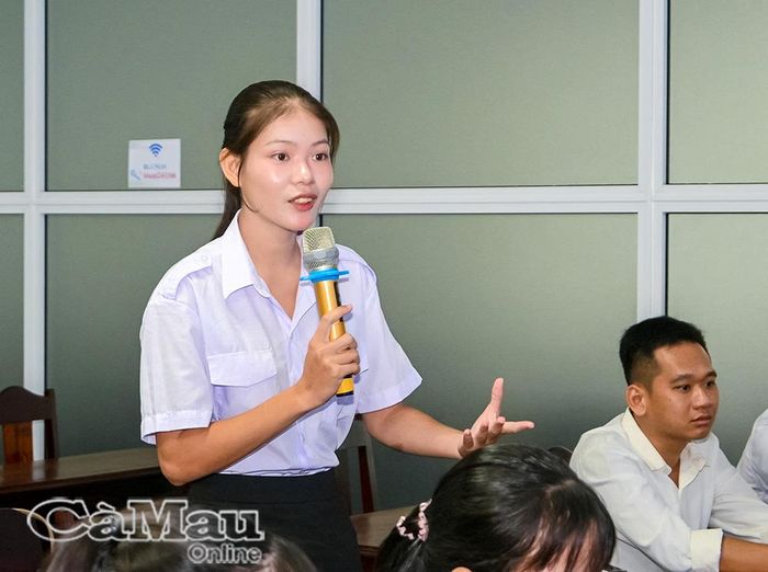 Sinh viên trao đổi, chia sẻ những vấn đề quan tâm tại hội nghị sơ kết giữa nhiệm kỳ Ðại hội Ðại biểu Hội Sinh viên Việt Nam tỉnh Cà Mau lần thứ I, nhiệm kỳ 2023-2028. Ảnh: ÐỨC THUẬN