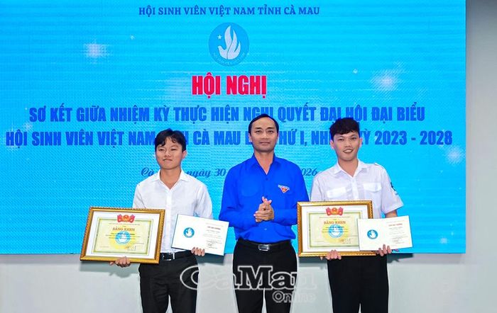 Bí thư Tỉnh đoàn Phạm Tuấn Tài trao Giải thưởng Sao Tháng Giêng cấp Trung ương năm học 2024-2025.