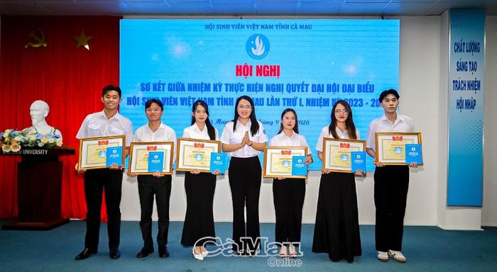 Phó Bí thư Tỉnh đoàn, Chủ tịch Hội Sinh viên Việt Nam tỉnh Cà Mau Nguyễn Trang Anh Thư, trao Danh hiệu “Sinh viên 5 tốt” cấp Trung ương năm học 2024-2025 cho sinh viên. Ảnh: ÐỨC THUẬN
