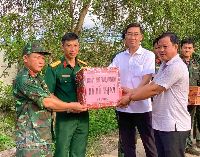 Lãnh đạo Xã Hồ Thị Kỷ trao quà đến Trung tá Phan Chí Nguyên, Chính trị viên Đội tìm kiếm, quy tập hài cốt liệt sĩ tỉnh, động viên toàn đơn vị.