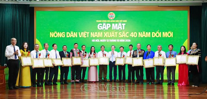 Đồng chí Lương Quốc Đoàn, Uỷ viên Ban Chấp hành Trung ương Đảng, Phó Chủ tịch Uỷ ban Trung ương MTTQ Việt Nam, Chủ tịch Ban Chấp hành Trung ương Hội Nông dân Việt Nam, trao Bằng khen cho các nông dân xuất sắc, tại buổi gặp mặt vào sáng 12/10. (Trong ảnh: Ông Nguyễn Hữu Ánh, đại biểu Cà Mau, thứ từ từ trái sang)