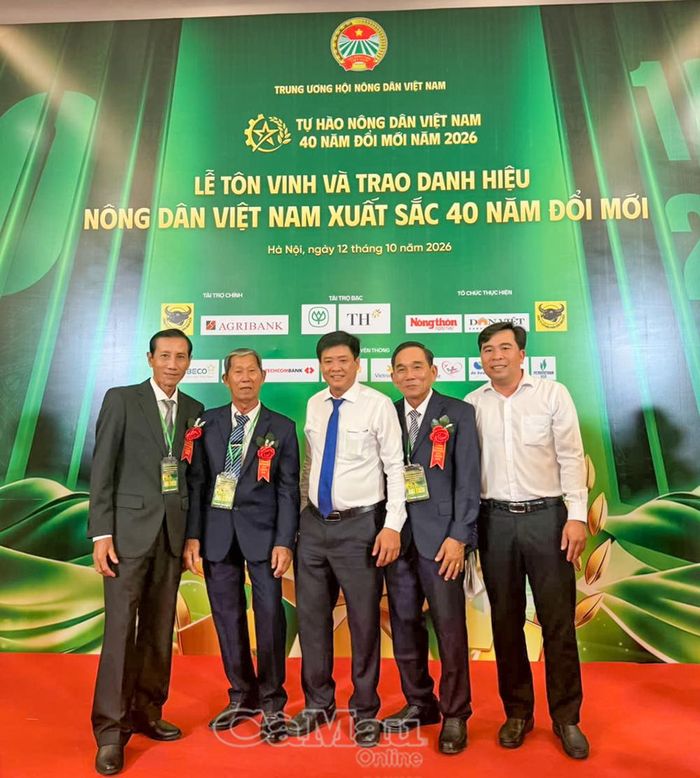 Ông Đỗ Hoàng Tuấn, Phó Chủ tịch Thường trực Hội Nông dân tỉnh Cà Mau (giữa), dẫn đoàn đại biểu tỉnh tham dự lễ tuyên dương "Nông dân Việt Nam xuất sắc 40 năm Đổi mới" năm 2026.