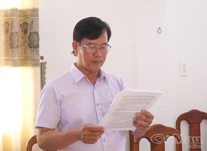 Ông Lê Quốc Đoàn, Phó Giám đốc Trung tâm Công ích xã Tân Thuận, báo cáo kết quả đầu tư, khai thác và phát huy các thiết chế văn hoá, thể thao trên địa bàn xã.