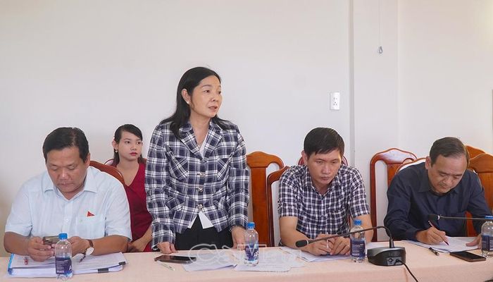 Phó Giám đốc Báo và phát thanh, truyền hình Cà Mau Cao Xuân Thu Ngọc trao đổi về việc phát huy vai trò cộng tác viên báo chí tại địa phương và nâng cao hiệu quả hoạt động của hệ thống loa truyền thanh cơ sở.
