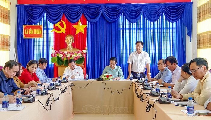 Phó Chủ tịch UBND xã Phạm Thanh Duy phát biểu, kiến nghị với đoàn công tác.