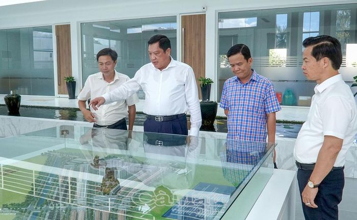  Phó Chủ tịch Thường trực UBND tỉnh Lâm Văn Bi tham quan mô hình quy hoạch khu dân cư của Công ty Cổ phần Minh Thắng Cà Mau.