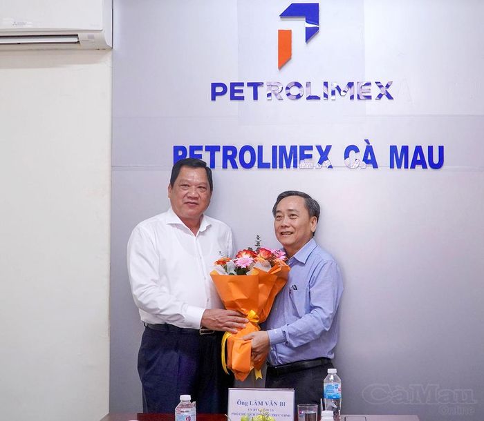 Phó Chủ tịch Thường trực UBND tỉnh Lâm Văn Bi trao hoa chúc mừng đến ông Diệp Lâm Duy Phương, Chủ tịch kiêm Giám đốc Công ty TNHH MTV Petrolimex Cà Mau, nhân ngày Doanh nhân Việt Nam (13/10).