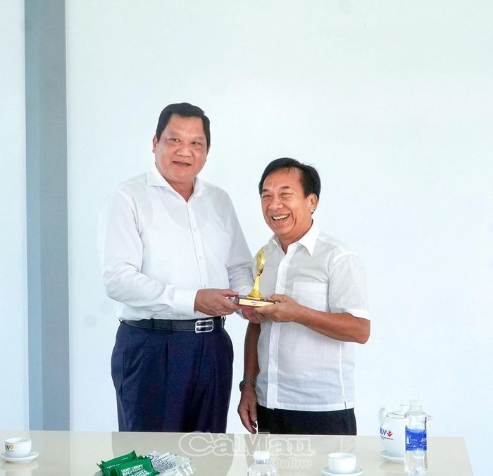  Phó Chủ tịch Thường trực UBND tỉnh Lâm Văn Bi trao quà của tỉnh chúc mừng đến lãnh đạo Công ty Cổ phần Minh Thắng Cà Mau nhân ngày Doanh nhân Việt Nam (13/10).     