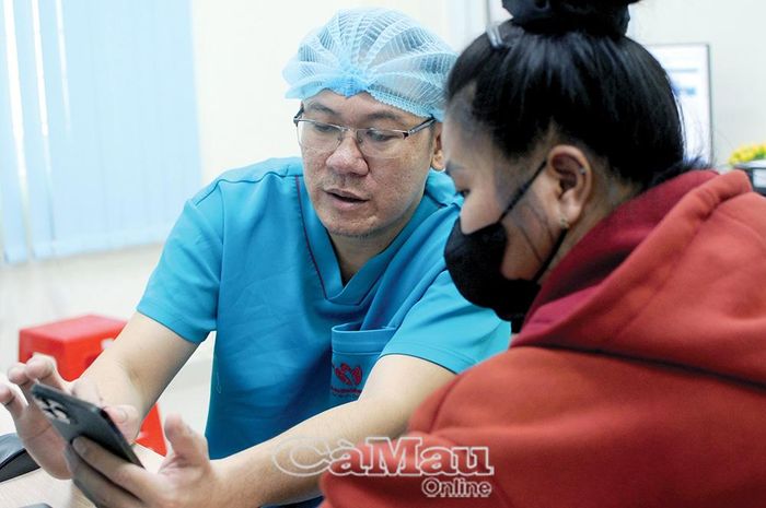 Bác sĩ Lê Tương Lai giải thích tình trạng bệnh, hướng dẫn người nhà cách theo dõi và chăm sóc người bệnh sau can thiệp.