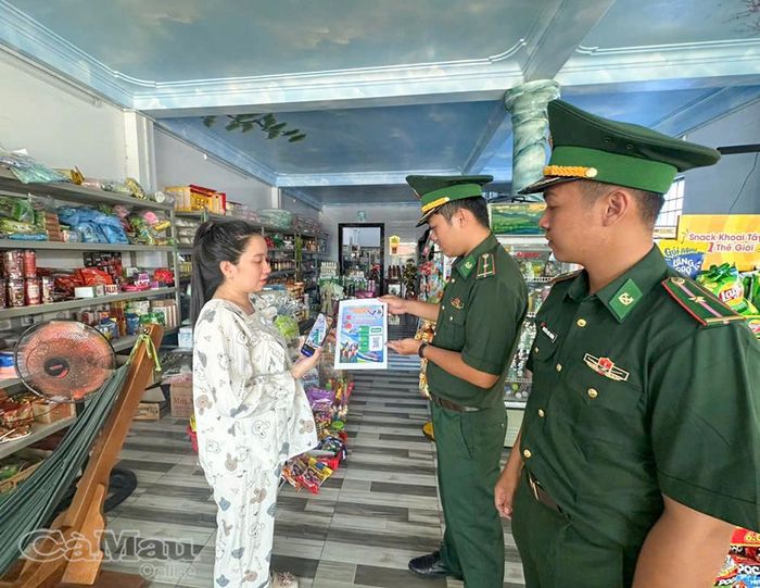 Các hộ kinh doanh được phát tờ rơi tích hợp mã QR, cung cấp thông tin tuyên truyền và số điện thoại đường dây nóng hỗ trợ.