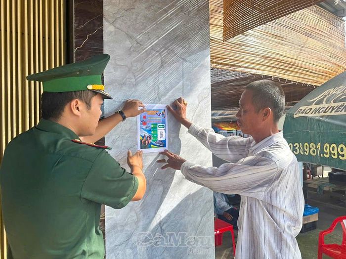 Người dân tích cực phối hợp với cán bộ, chiến sĩ dán mã QR tại nhà, góp phần nâng cao hiệu quả tuyên truyền pháp luật.