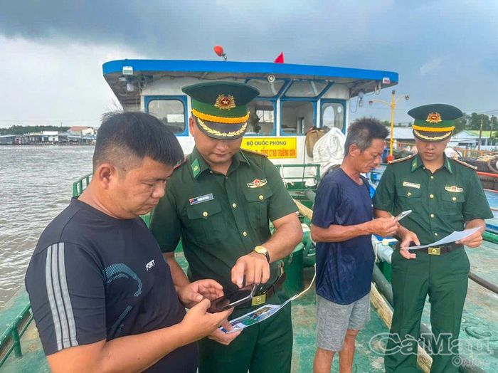 Ngư dân được hướng dẫn sử dụng điện thoại thông minh quét mã QR để truy cập thông tin pháp luật và các nội dung tuyên truyền cần thiết.