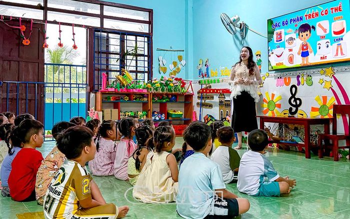 Cô Ðoàn Ngọc Thuý, giáo viên Trường Mẫu giáo Phong Lan, ứng dụng công nghệ thông tin, xây dựng bài giảng điện tử sinh động, trực quan, giúp trẻ thêm hứng thú học tập.