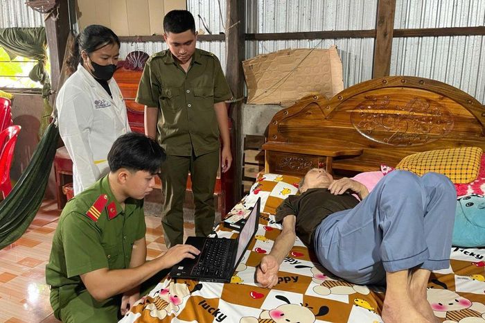 Tổ công tác lưu động đến nhà ông Đặng Thành Long, ấp Đòn Dong, Xã Trần Văn Thời, thân nhân liệt sĩ chưa xác định được danh tính, để thu nhận mẫu ADN.