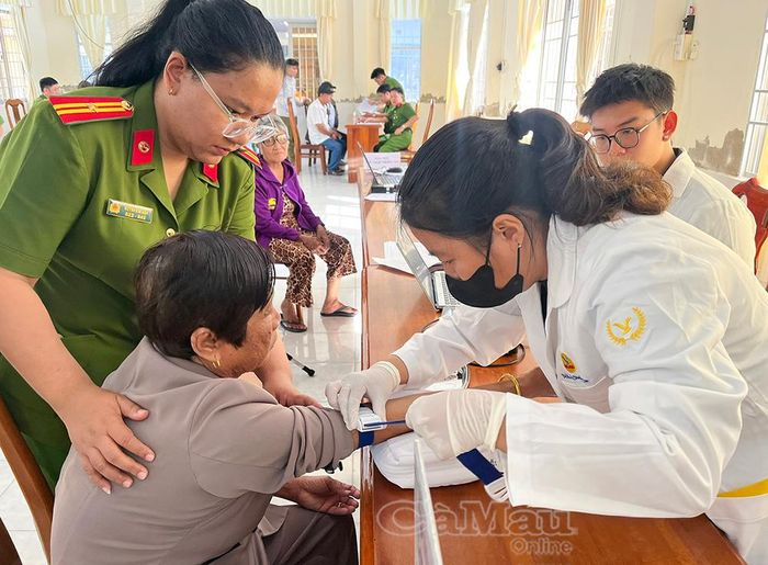 Cán bộ y tế khám sức khoẻ cho thân nhân liệt sĩ trước khi lấy mẫu ADN.