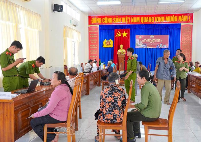  Các khâu tiếp nhận thông tin và lấy mẫu ADN thân nhân liệt sĩ được thực hiện đúng quy trình (ảnh chụp tại điểm thu nhận Công an Xã Trần Văn Thời).