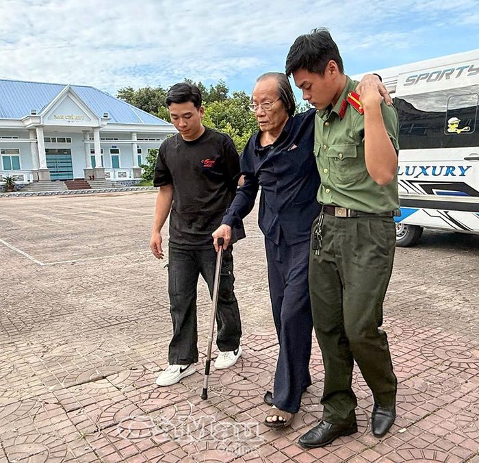 Cán bộ Công an xã Năm Căn hỗ trợ phương tiện đưa đón, giúp thân nhân liệt sĩ cao tuổi trên địa bàn đến điểm thu nhận mẫu ADN tại Công an Xã Trần Văn Thời.