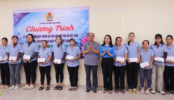 Phó Chủ tịch Thường trực LĐLĐ tỉnh Ngô Diễm Phúc và ông Kim Jim Huyn, Tổng Giám đốc Công ty TNHH MTV Pinetree, trao quà tặng nữ đoàn viên, người lao động có hoàn cảnh khó khăn.