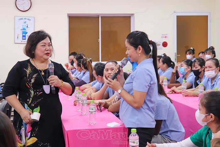 Nữ đoàn viên công đoàn tích cực giao lưu, trao đổi về các vấn đề chăm sóc sức khoẻ.