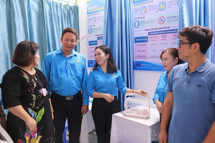 Đại biểu tham quan góc vắt, trữ sữa mẹ thuộc mô hình “Vòng tay Công đoàn - Đồng hành chăm sóc sức khoẻ toàn diện cho nữ công nhân lao động” tại Công đoàn cơ sở Công ty TNHH MTV Pinetree.