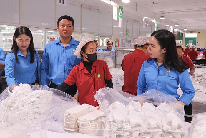 Phó Chủ tịch Thường trực LĐLĐ tỉnh Ngô Diễm Phúc (bìa phải) thăm hỏi, động viên nữ công nhân tại nơi làm việc.