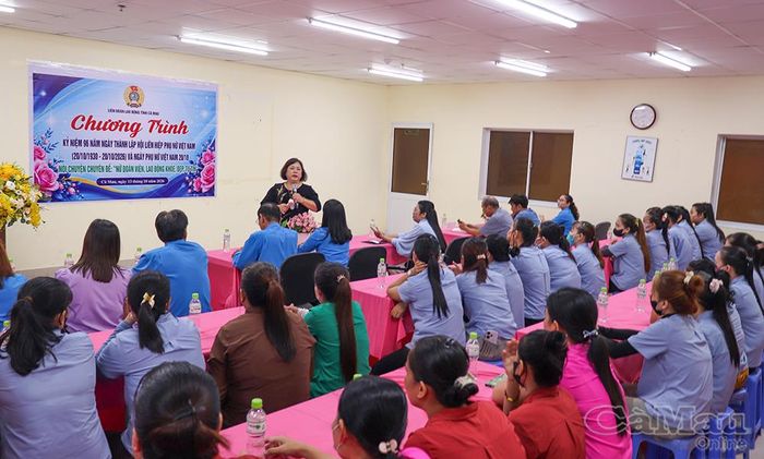 Bác sĩ CKII Dương Kim Ngân, Trưởng khoa Sức khoẻ sinh sản, Trung tâm Kiểm soát bệnh tật tỉnh Cà Mau, chia sẻ kiến thức chăm sóc sức khoẻ phụ nữ.