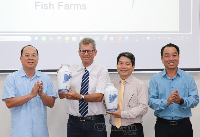  Bí thư Tỉnh uỷ Nguyễn Hồ Hải và Phó Bí thư Tỉnh uỷ, Chủ tịch UBND tỉnh Lữ Quang Ngời trao quà lưu niệm đến ông Ran DaGan, Chủ tịch Tập đoàn Dagan (Israel) và ông Hà Duy Bình, Chủ tịch Tập đoàn VsionGlobal