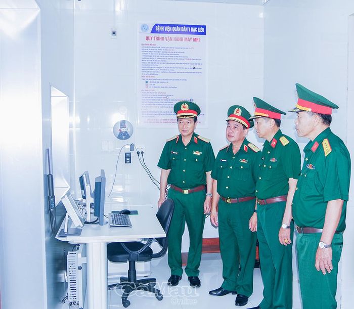 Thiếu tướng Nguyễn Minh Triều kiểm tra hệ thống máy chụp cộng hưởng từ (MRI) 1.5 Tesla tại Bệnh viện Quân - Dân y Bạc Liêu.