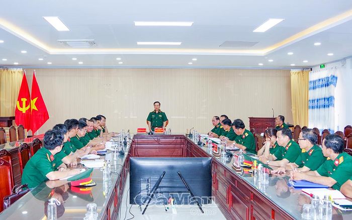 Thiếu tướng Nguyễn Minh Triều, Phó Tư lệnh Quân khu 9, định hướng những nhiệm vụ trọng tâm, nhằm nâng cao chất lượng hoạt động và hiệu quả đầu tư cơ sở vật chất, trang thiết bị tại hai bệnh viện Quân - Dân y Cà Mau và Bạc Liêu.