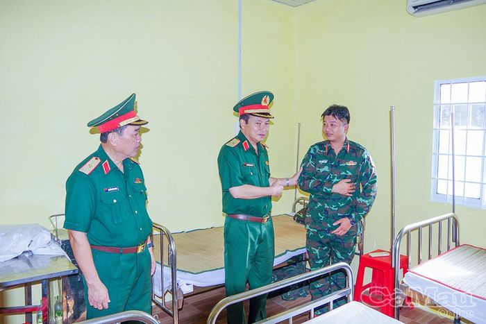 Thiếu tướng Nguyễn Minh Triều, Phó Tư lệnh Quân khu 9 và Thiếu tướng Nguyễn Văn Ngành, Chỉ huy trưởng Bộ CHQS tỉnh Cà Mau, thăm hỏi, động viên chiến sĩ đang điều trị tại Bệnh viện Quân - Dân y Cà Mau.