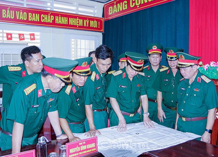 Đoàn công tác Quân khu 9 kiểm tra sơ đồ quy hoạch tổng thể dự án Bệnh viện Quân - Dân y Cà Mau mới, đang chuẩn bị triển khai xây dựng.