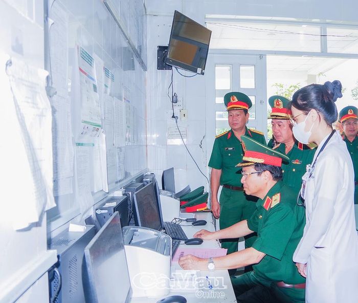 Thiếu tướng Nguyễn Minh Triều, Phó Tư lệnh Quân khu 9, kiểm tra hệ thống hồ sơ bệnh án điện tử tại Bệnh viện Quân - Dân y Cà Mau.