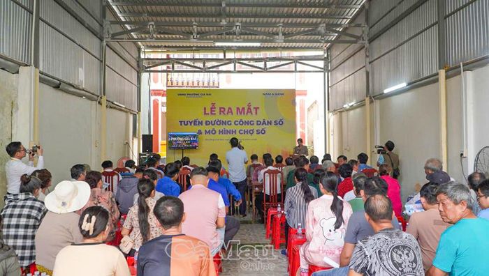 Đông đảo người dân tham dự lễ ra mắt mô hình “Tuyến đường công dân số” và “Chợ số” trên địa bàn khóm Hộ Phòng, phường Giá Rai.