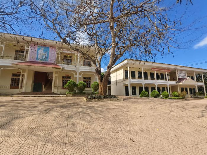 Trường Tiểu học và THCS Bó Sinh (Sơn La) được đầu tư cơ sở vật chất khang trang. Ảnh: Thanh Hải
