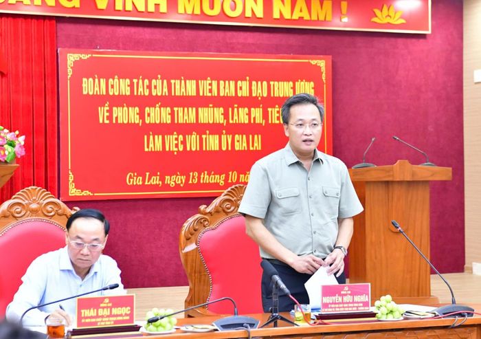 Tổng Kiểm toán nhà nước Nguyễn Hữu Nghĩa đề nghị Ban Thường vụ Tỉnh ủy tập trung xử lý các vấn đề còn tồn đọng và thực hiện nghiêm các kết luận, kiến nghị của cơ quan thanh tra, kiểm tra và KTNN. Ảnh: XUÂN HỒNG