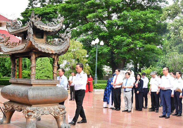 Đoàn công tác do Tổng Kiểm toán nhà nước Nguyễn Hữu Nghĩa dẫn đầu dâng hương tại Đền thờ Tây Sơn tam kiệt và nhà tiền bái thờ các văn thần, võ tướng triều Tây Sơn. Ảnh: XUÂN HỒNG