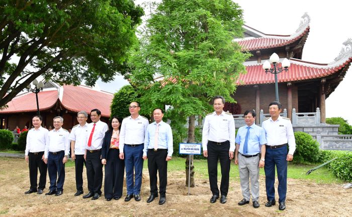 Tổng Kiểm toán nhà nước Nguyễn Hữu Nghĩa và các đại biểu trồng cây lưu niệm trong khuôn viên Bảo tàng Quang Trung. Ảnh: XUÂN HỒNG