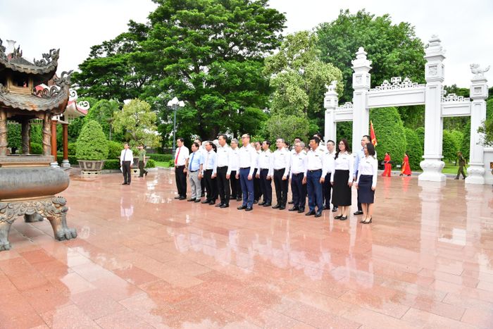 Hoạt động dâng hương góp phần nhắc nhớ về trách nhiệm gìn giữ, phát huy những giá trị lịch sử, văn hóa của dân tộc. Ảnh: XUÂN HỒNG