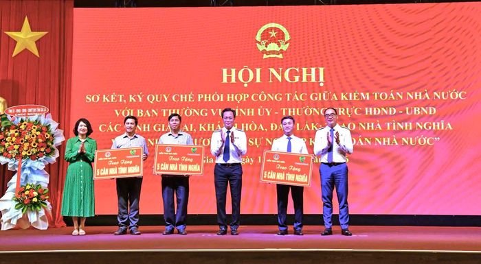 KTNN phối hợp với đại diện Vietcombank và Ủy ban Mặt trận Tổ quốc Việt Nam các tỉnh trao biểu trưng nhà tình nghĩa cho các gia đình có công với cách mạng, có hoàn cảnh đặc biệt khó khăn.