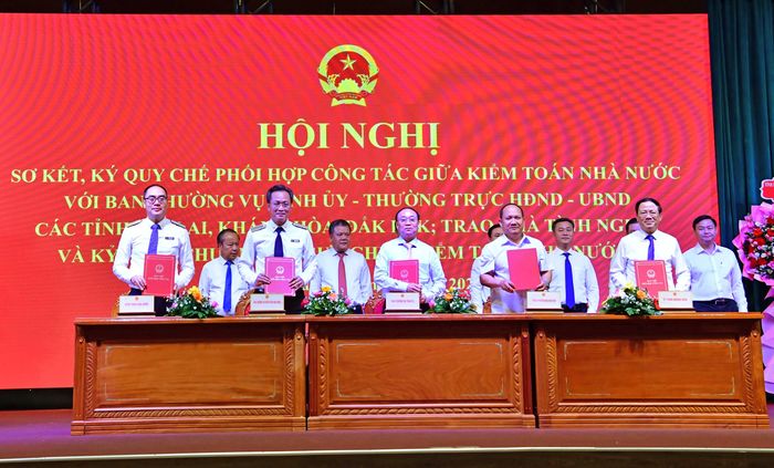 Ký Quy chế phối hợp công tác giữa Kiểm toán nhà nước (KTNN) với Ban Thường vụ Thành ủy/Tỉnh ủy, Thường trực HĐND, UBND tỉnh Gia Lai. Ảnh: XUÂN HỒNG