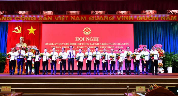 KTNN trao tặng Kỷ niệm chương “Vì sự nghiệp Kiểm toán nhà nước” nhằm ghi nhận những đóng góp của các cá nhân đối với sự phát triển của Ngành.  Ảnh: XUÂN HỒNG