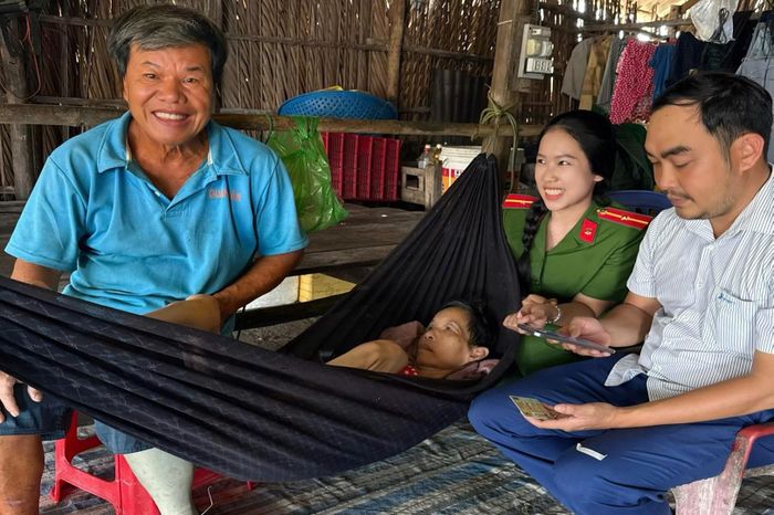 Thiếu úy Nguyễn Hồng Ân cùng Tổ Công nghệ số cộng đồng đến tận nhà hướng dẫn người dân tích hợp giấy tờ tùy thân.
