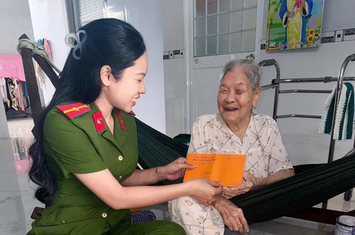 Thiếu úy Nguyễn Hồng Ân, cán bộ Công an xã Thanh Tùng trao quà phụng dưỡng cho Mẹ Việt Nam Anh hùng Nguyễn Thị Bảo.