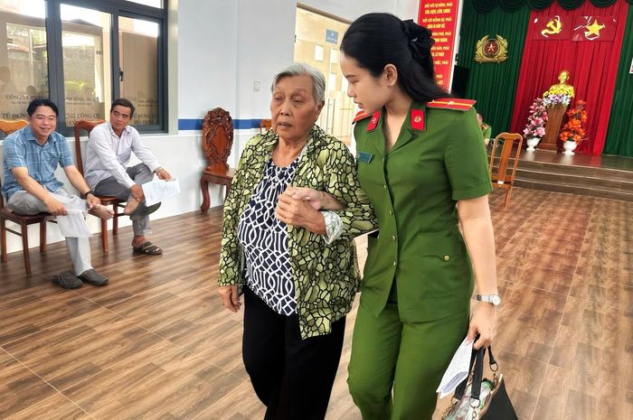 Thiếu úy Nguyễn Hồng Ân tích cực hỗ trợ thân nhân liệt sĩ chưa xác định danh tính tại điểm thu nhận sinh phẩm ADN.