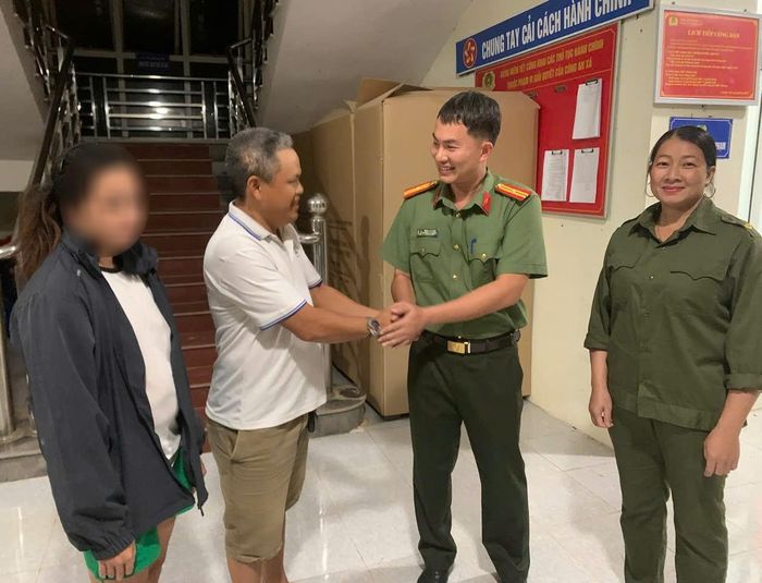 Công an xã Đoàn Kết kịp thời trấn an tinh thần, hỗ trợ đưa chị T. trở về đoàn tụ với người thân an toàn.